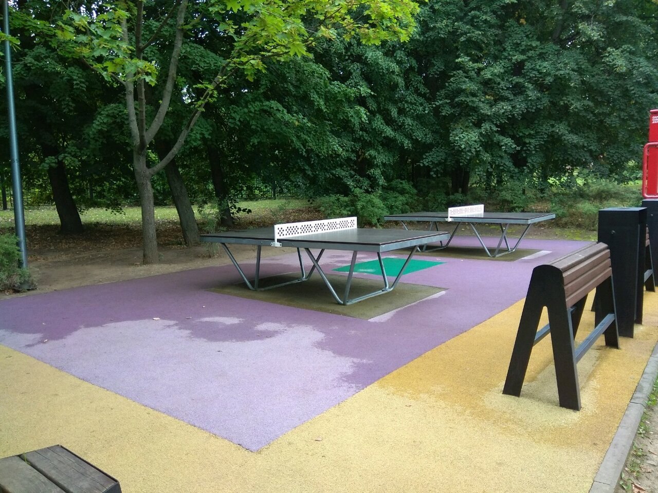 Площадка настольный теннис в парке олимпийской деревни