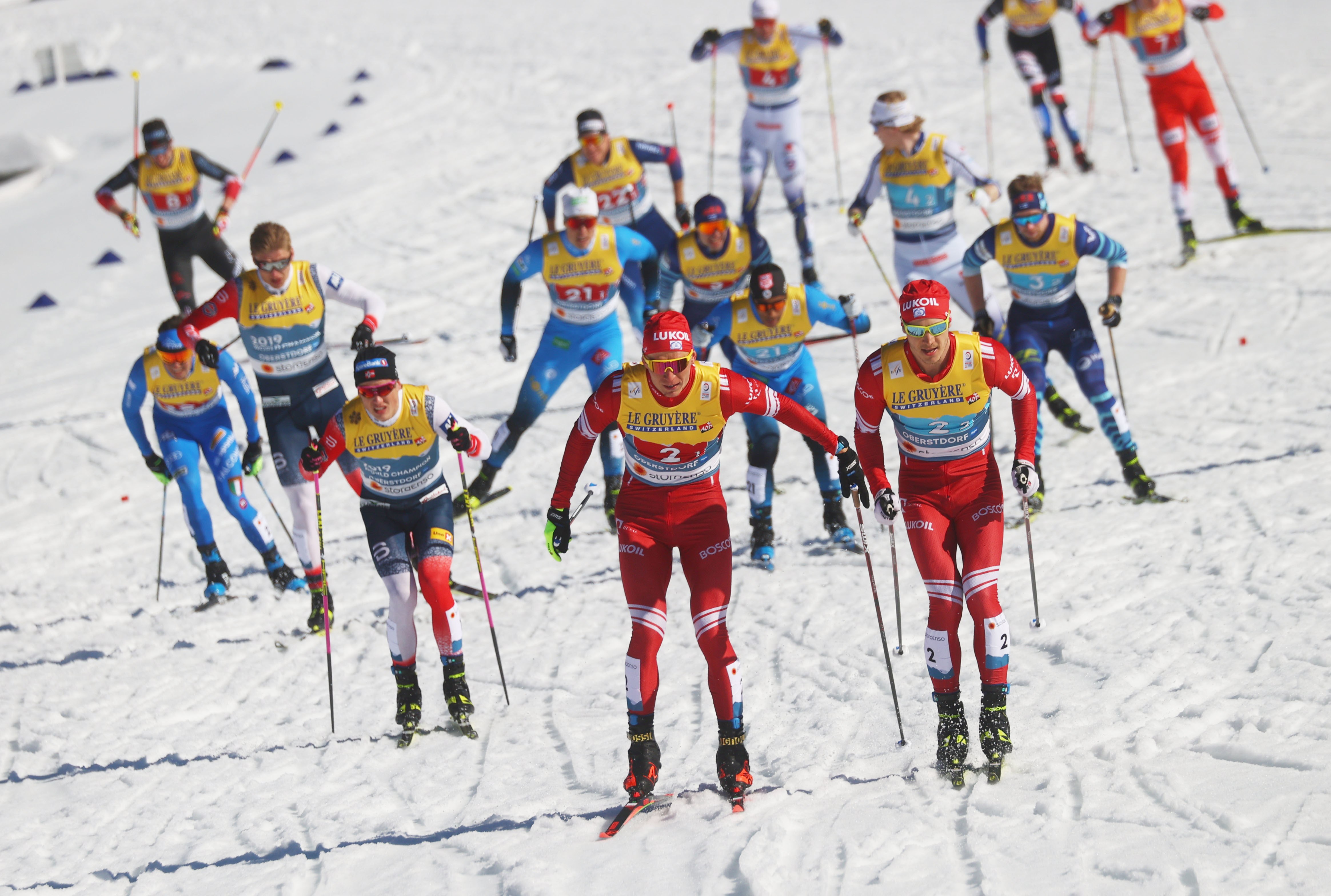 В гонке участвуют 25 лыжников