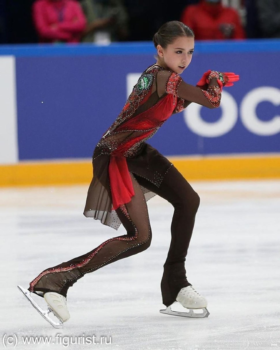 Камила Валиева в желтом костюме