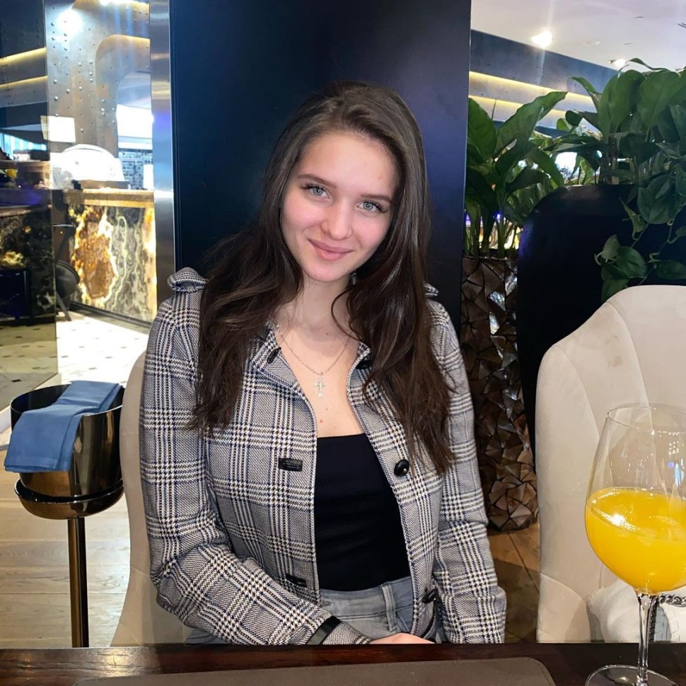 Александра Трусова обои на телефон