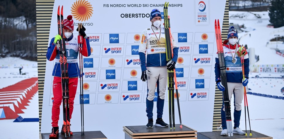 Большунов Александр лыжник на пьедестале