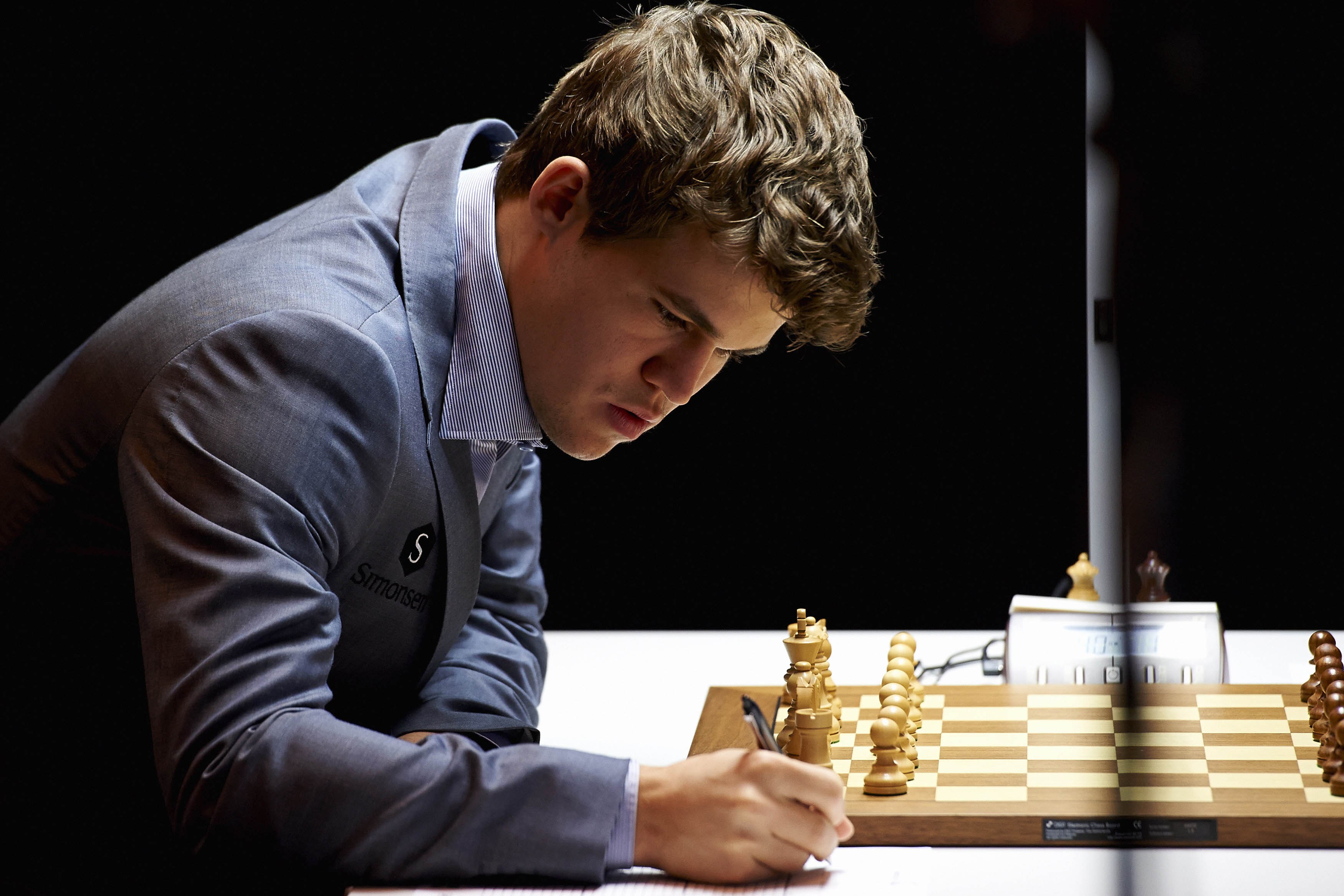 Мужчины играют в шахматы. Магнус Карлсен. Гроссмейстер Магнус Карлсен. Магнус Карлсен шахматист. Магнус Карлсен шахматы.