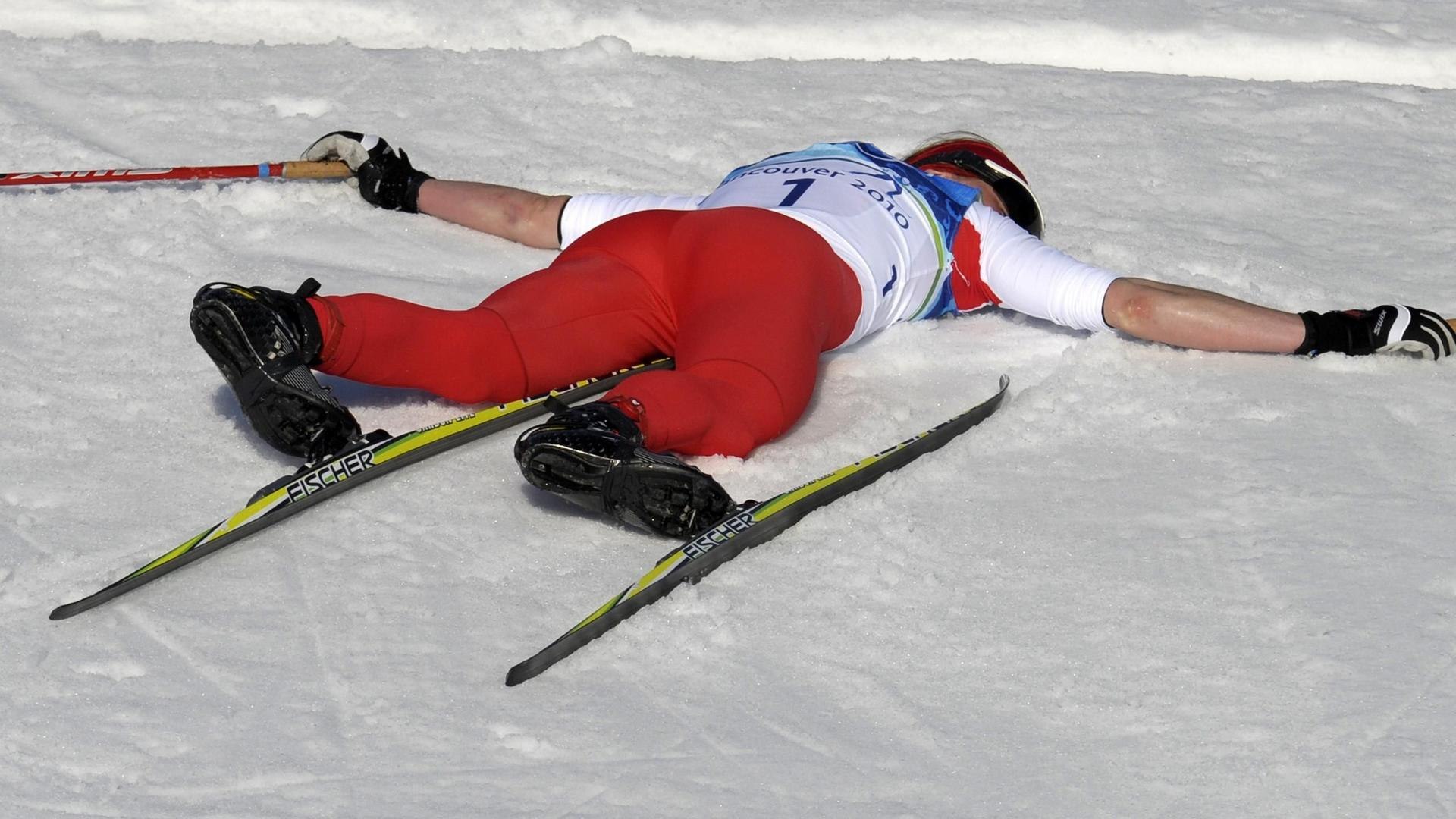 Спорт ход. Травмы в лыжном спорте. Лыжи и коньки. Травмы в лыжных гонках. Усталый лыжник.