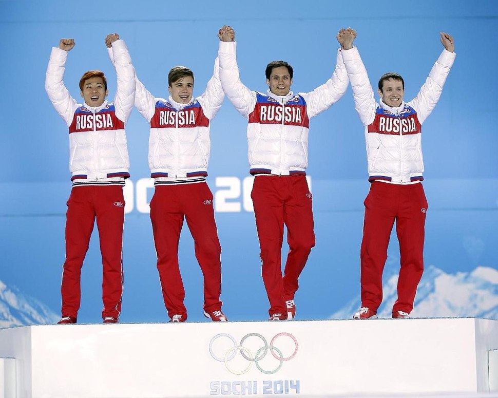Спортсмены на пьедестале