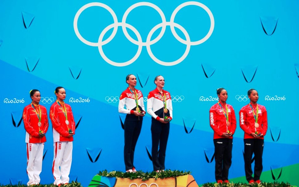 Олимпийские спортсмены на пьедестале