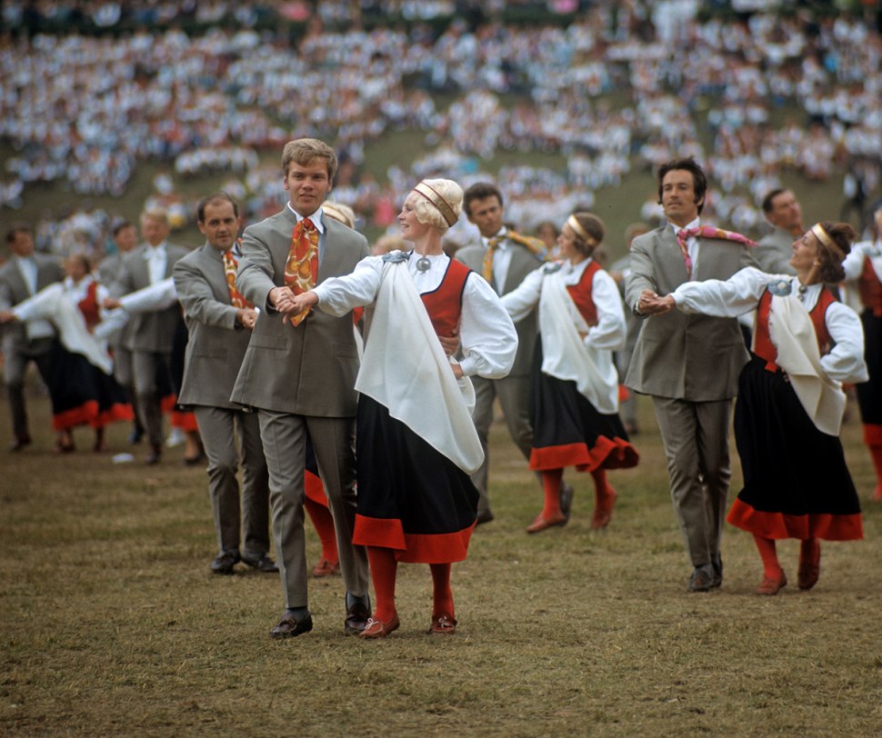 Эстония 1990. Эстонский танец. Народные танцы Эстонии. Эстонский народный танец. Эстонские праздники.