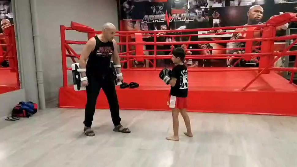 Тайский боксер удар коленом