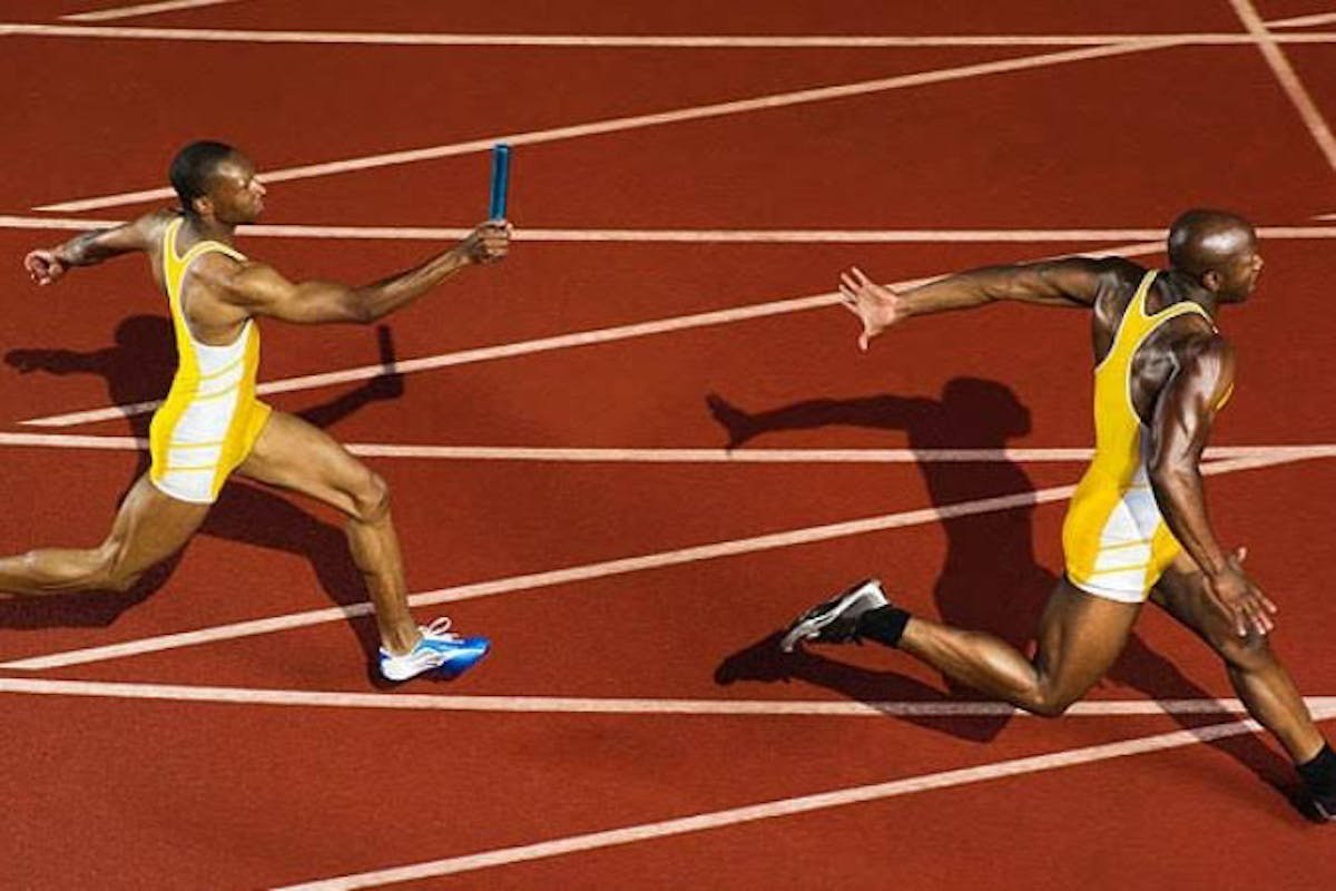Легкая атлетика бег 100 м. Эстафетный бег в легкой атлетике. Эстафетный бег (4×100 метров, 4×400 метров). Эстафетные палочки для легкой атлетики. Передача эстафетной палочки в легкой атлетике.
