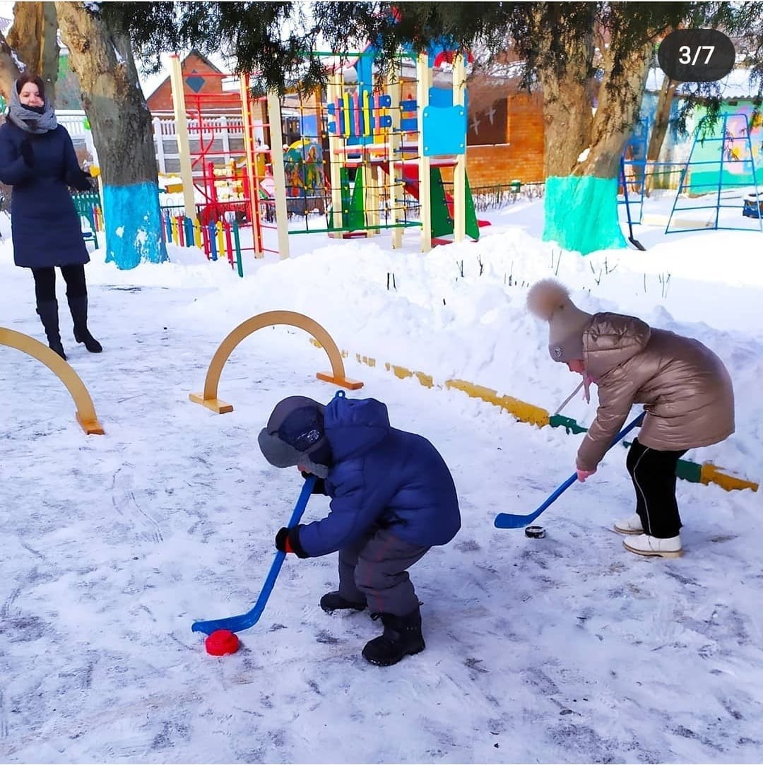Игры можно играть зимой. Эстафеты зимой на улице в детском саду. Эстафеты для детей на улице зимой. Спортивные игры на улице зимой в детском саду. Спортивные соревнования зимой на улице для детей.
