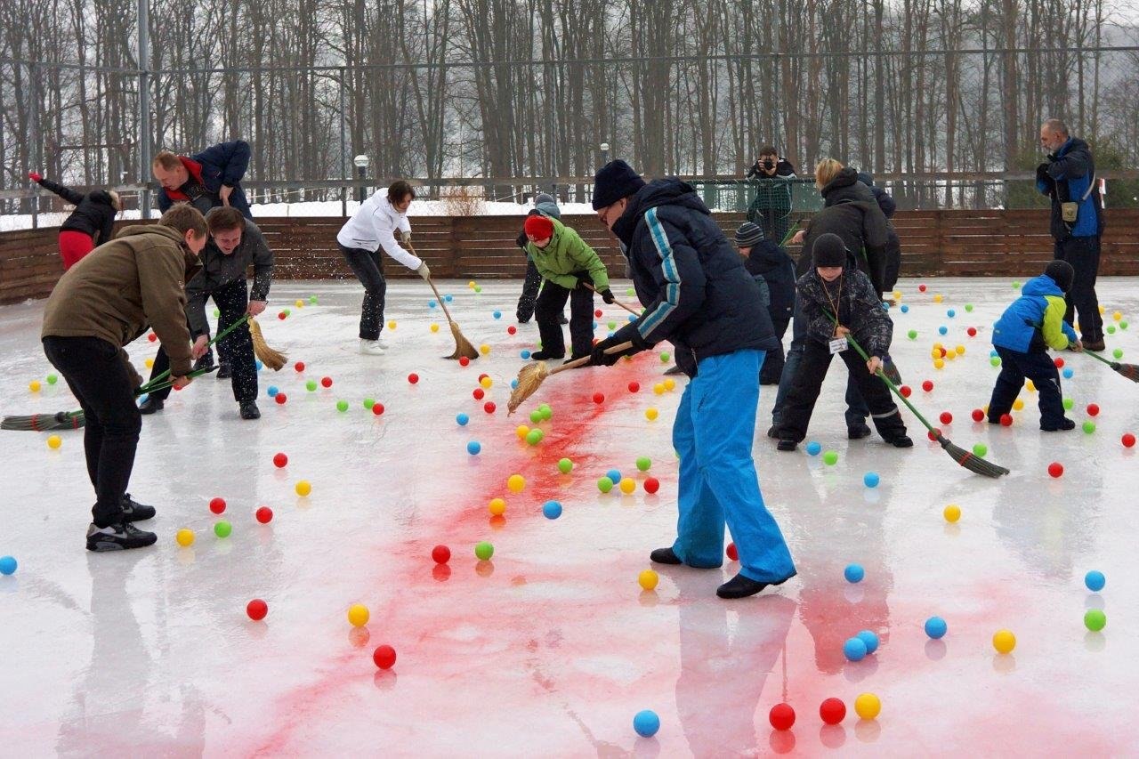Командная игра на льду. Спортивные соревнования зимой на улице для детей. Эстафеты для детей на улице зимой. Зимние соревнования для детей на улице. Зимние соревнования для детей.