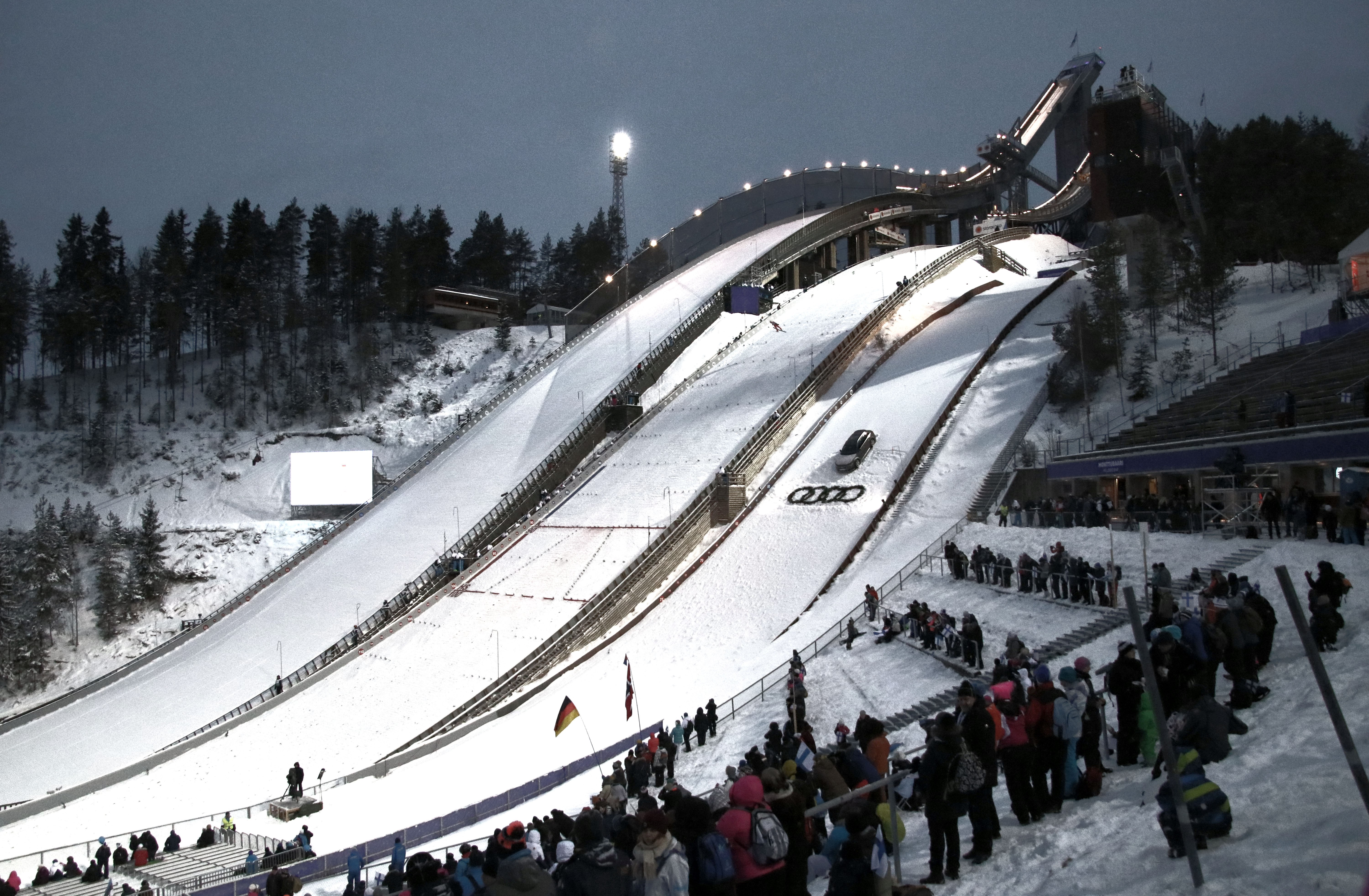 Виды лыжного спорта прыжки с трамплина. Трамплин лыжный Лахти. Лахти Финляндия вид с трамплина. Лыжный спорт прыжки с трамплина. Прыжки на лыжах с трамплина трамплин.