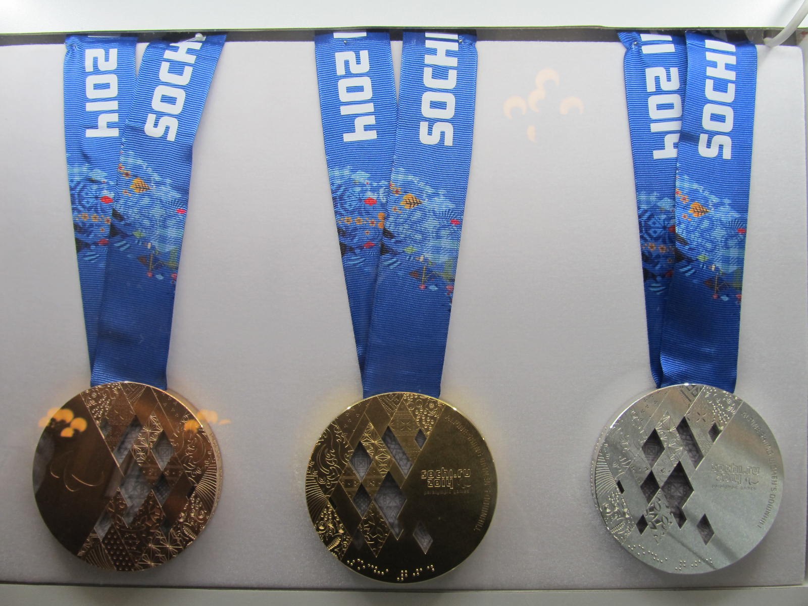 Олимпийская медаль 2014 года. Олимпийские игры в Сочи 2014 медали. Олимпийские награды Сочи 2014. Зимние Олимпийские игры 2014 медали.