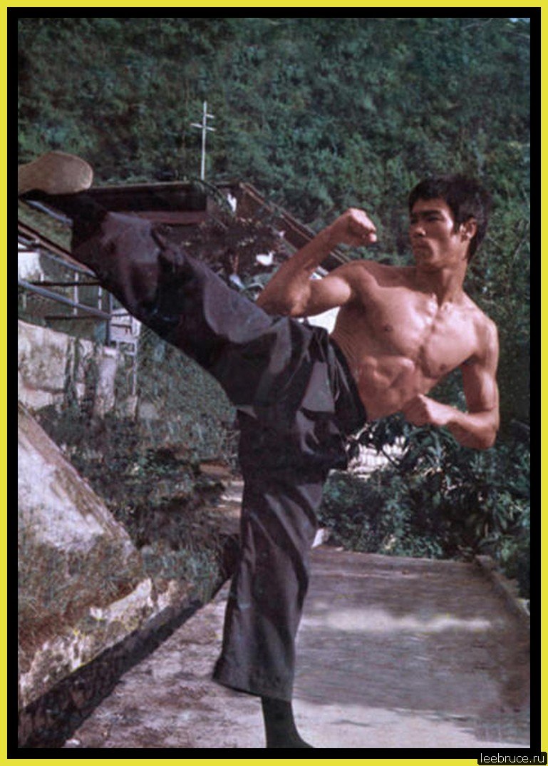 Ноги брюса ли. Bruce Lee путь дракона. Брюс ли каратист. Великий каратист Брюс ли.