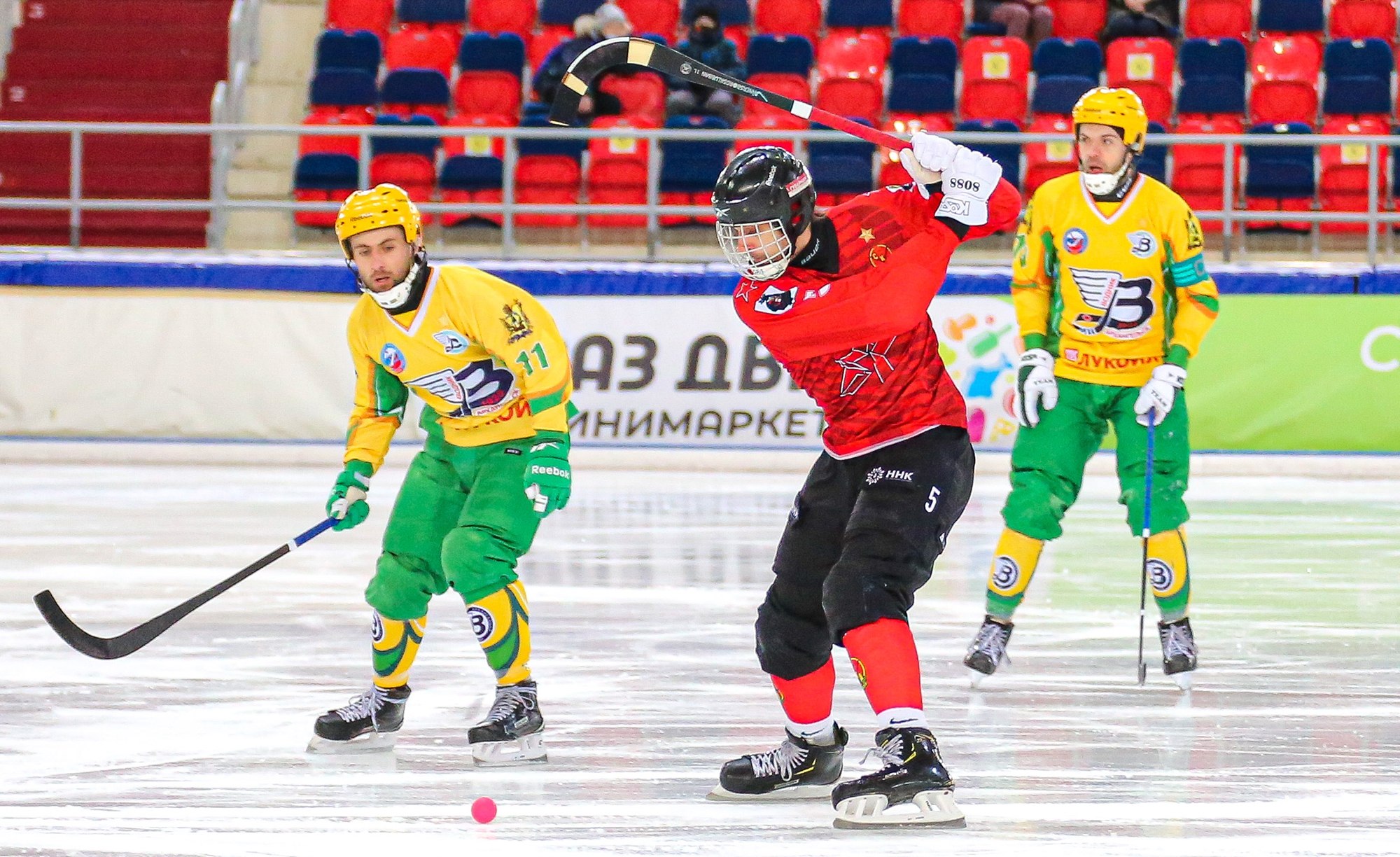 Хк СКА-Нефтяник Хабаровск. СКА-Нефтяник Хабаровск хоккей с мячом. СКА Нефтяник Водник.