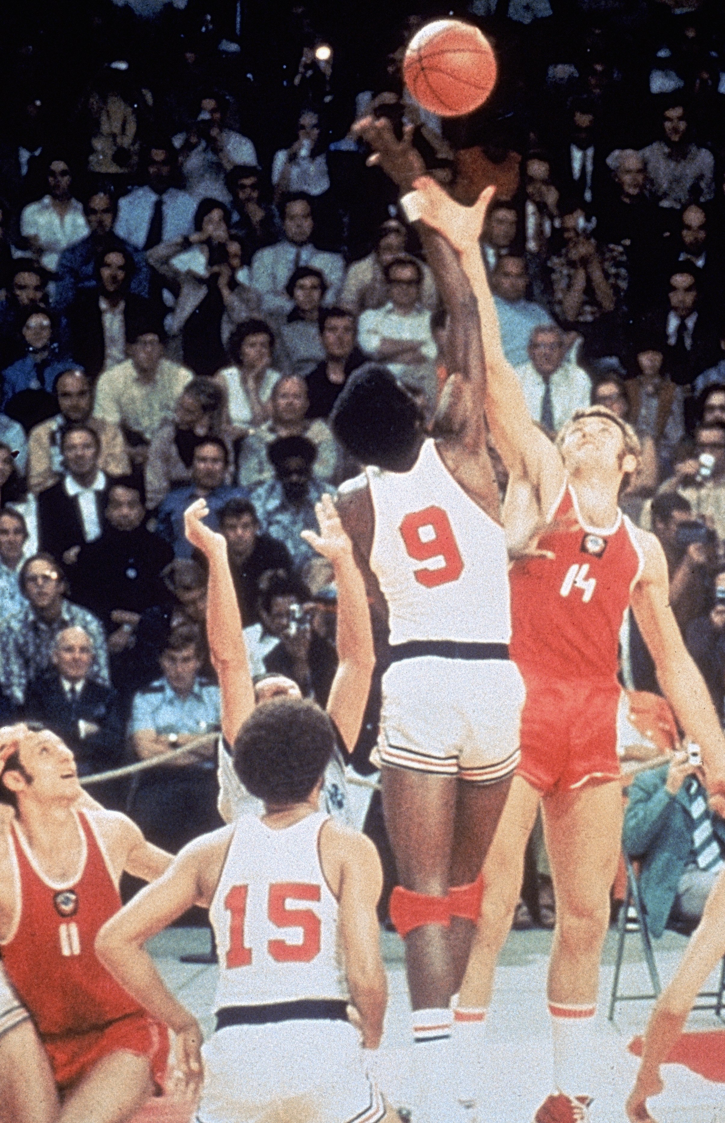 Игры 1972 баскетбол. Мюнхен 1972 баскетбол. СССР-США баскетбол 1972. Баскетбол Мюнхен 1972 СССР США. 1972 Баскетбольный матч СССР США.