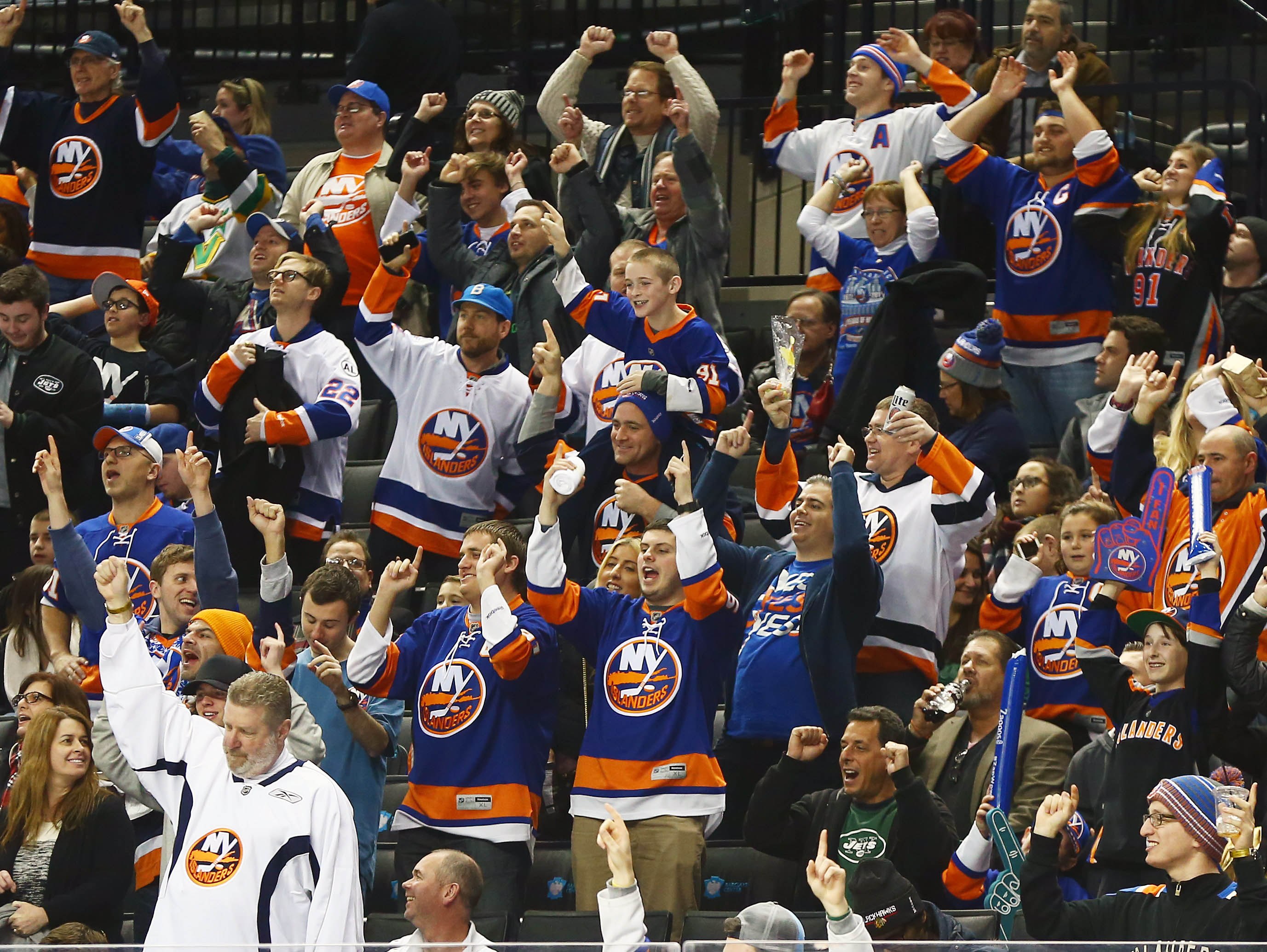 Nhl new york. Хоккейный клуб Нью-Йорк Айлендерс. Стадион Нью Йорк Айлендерс. Болельщики Нью Йорк Айлендерс. Болельщики Нью Йорк Рейнджерс.