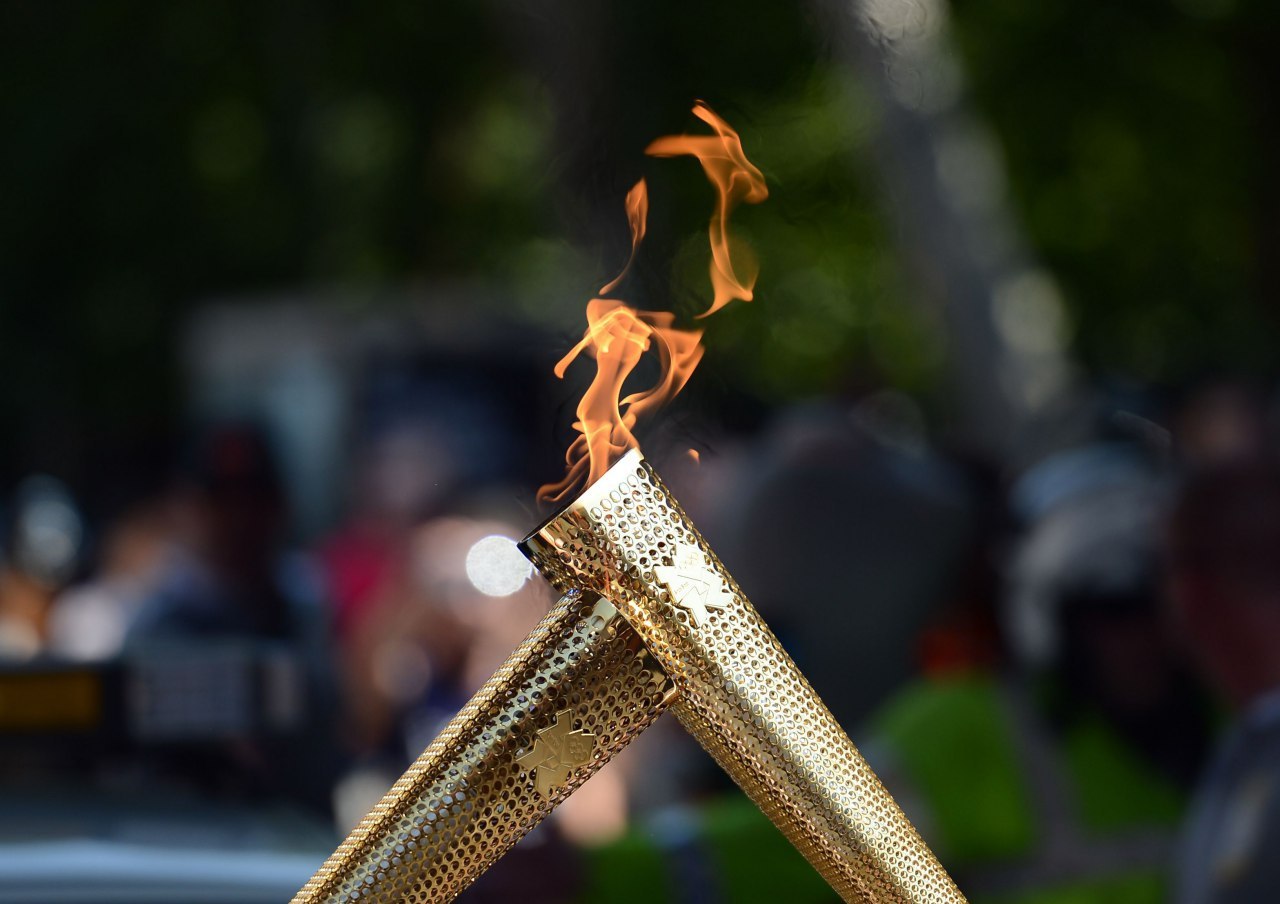 Факел современные игры зажигается. Олимпийский огонь. Факел олимпийского огня. Огонь олимпиады. Факел олимпийского огня современных игр зажигается.