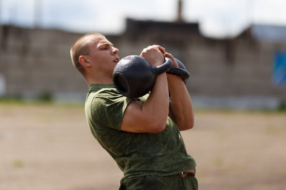 Военные занимаются спортом