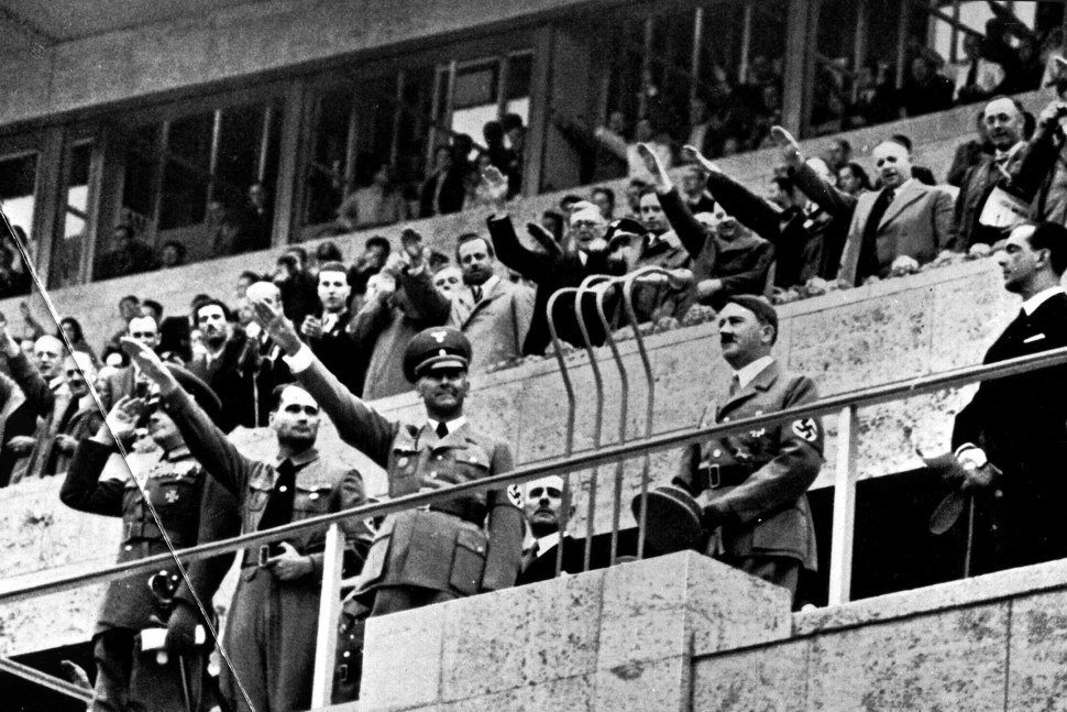 Олимпиада Берлин 1936 английская сборная зигует