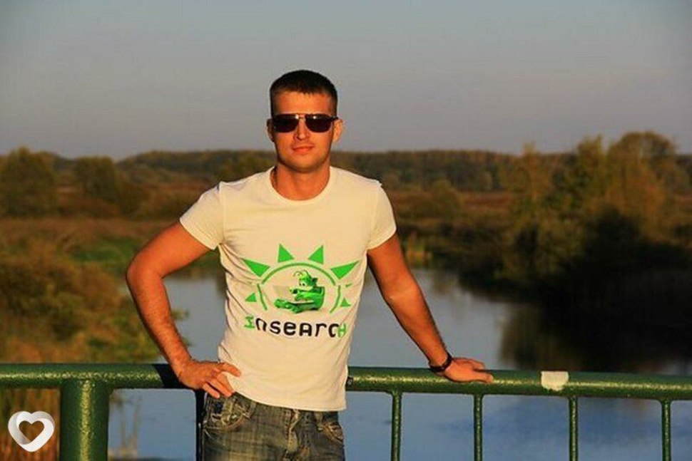 Мужчина с бокалом шампанского