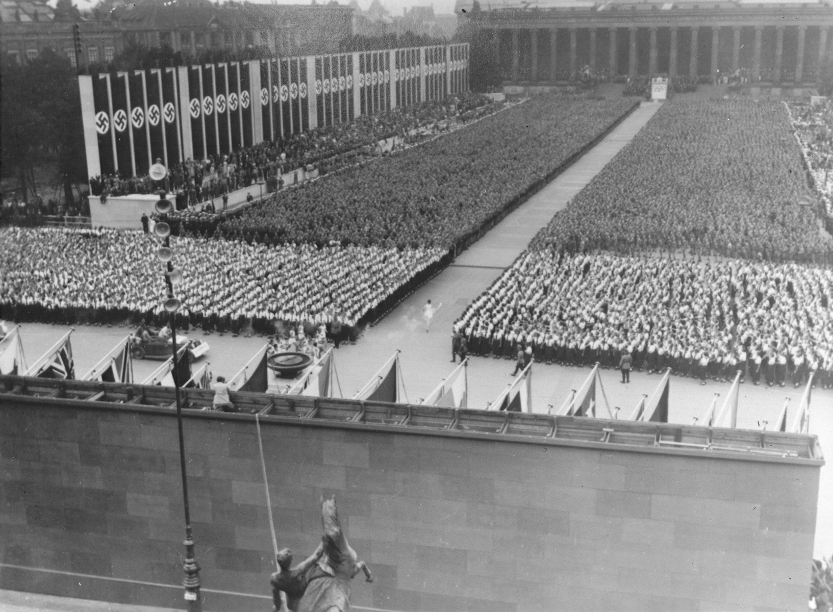 Германия первая игра. Олимпийские игры в Берлине 1936. Олимпийский огонь Берлин 1936.