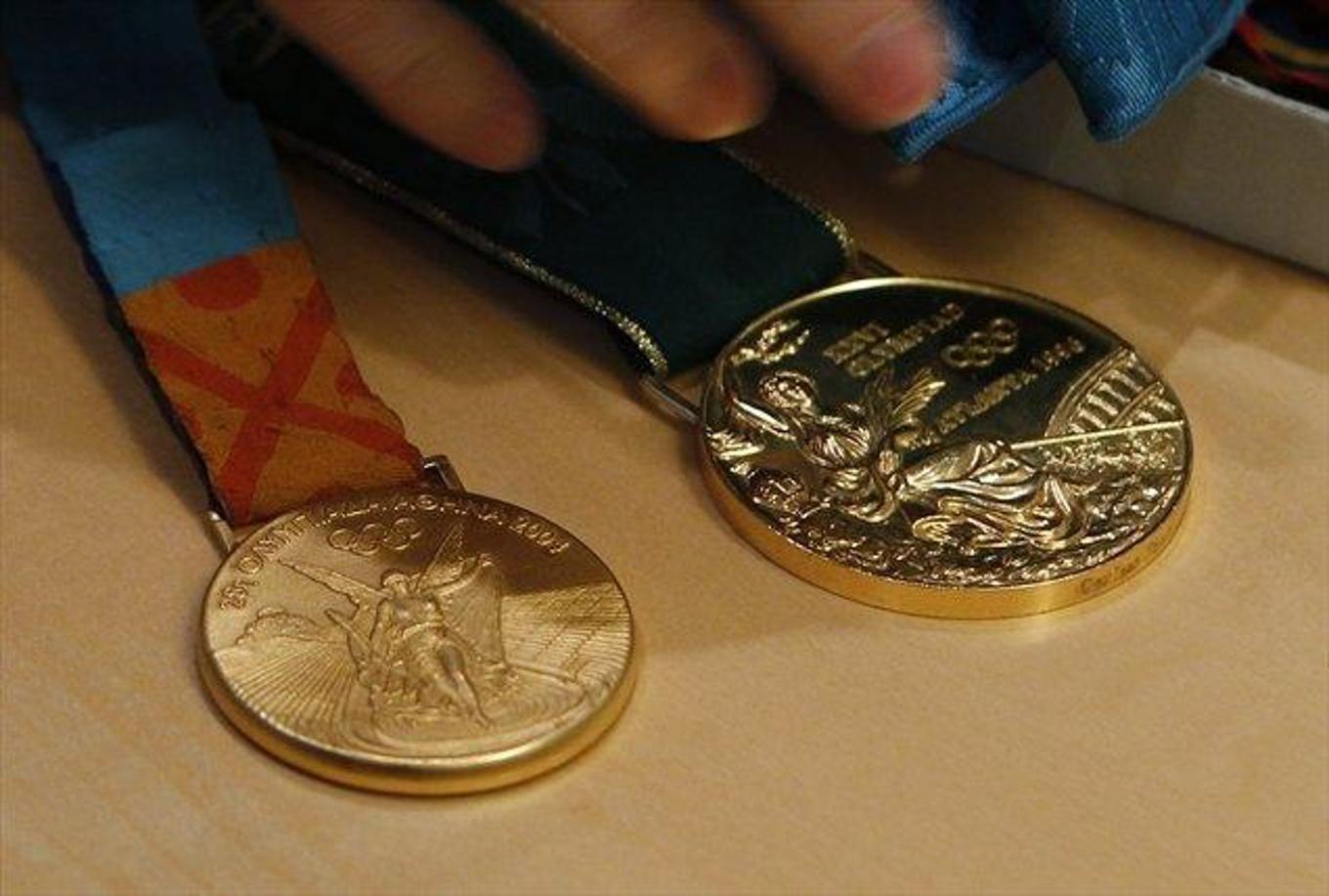 Медали олимпиады 1992. Олимпийская медаль 2024. Олимпийская медаль 1992. Медаль есть золото