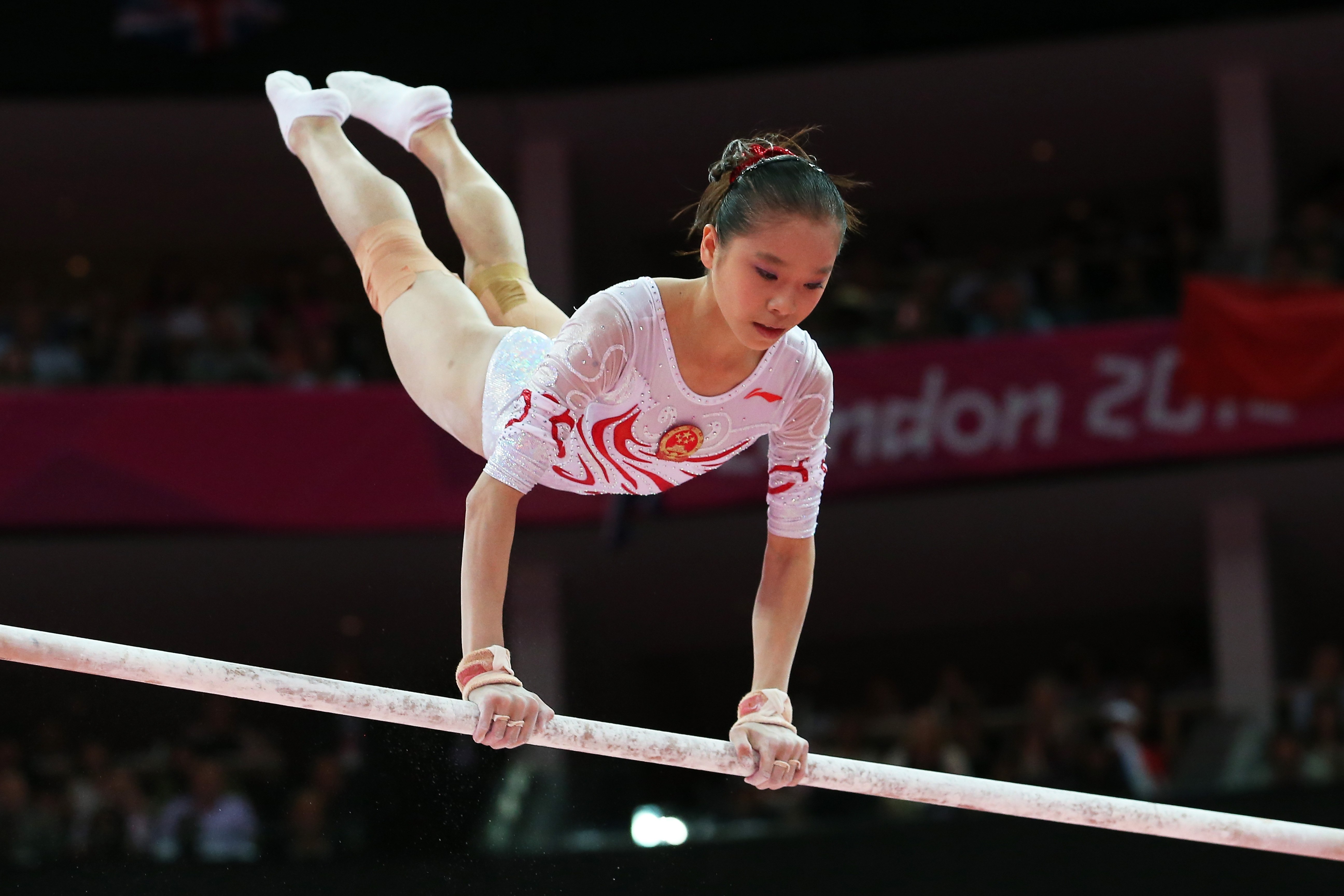Гимнаст сеул. Хэ Кэсинь. Дэн Линьлинь. Спортивная гимнастика в Китае. Китайская гимнастка Олимпийская чемпионка.