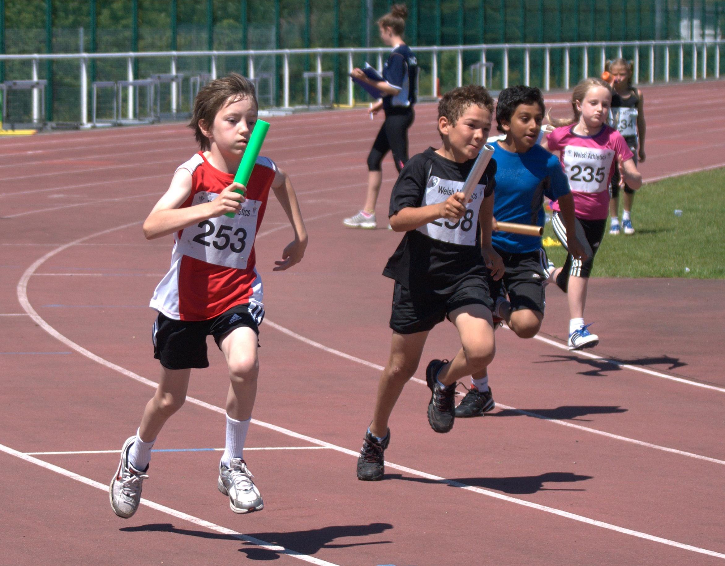Открытые спортивные соревнования. Легкая атлетика бег эстафета. Спортивные соревнования для дошкольников. Спортивные состязания для школьников. Эстафеты для детей.
