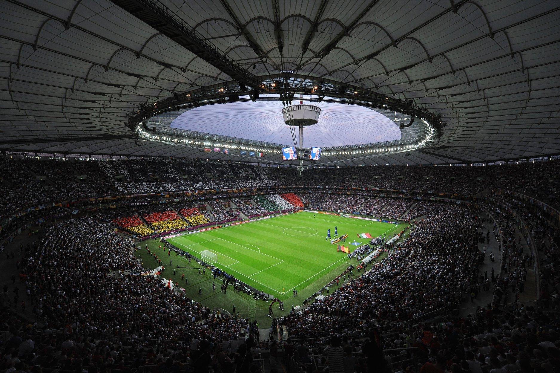 Стадионы германии. Футбольные стадионы в городе Кассель Германия. Стадион сборной Италии. Стадион сборной Германии. На футбольном стадионе.