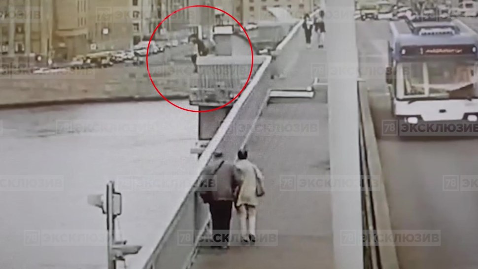Мужчина спрыгнул с моста